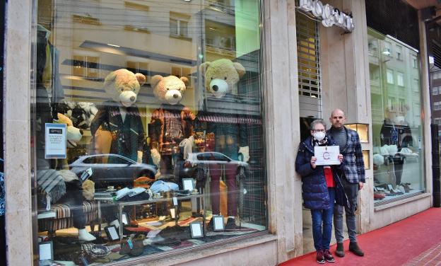 80 años de aguja e hilo, tiza y tijeras