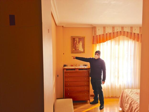 Vecinos de El Astillero denuncian grietas y aceras hundidas por las obras de la Alta Tensión