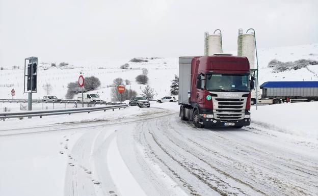 Los ganaderos de San Roque de Riomiera hacen la muda obligada por la nieve