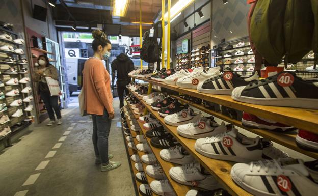 Las rebajas generarán este año más de 4.000 contratos en Cantabria, entre un 5% y un 10% menos