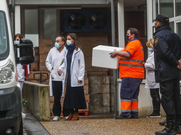 Padre Menni empieza a vacunar a 250 pacientes y trabajadores tras la llegada de las primeras dosis