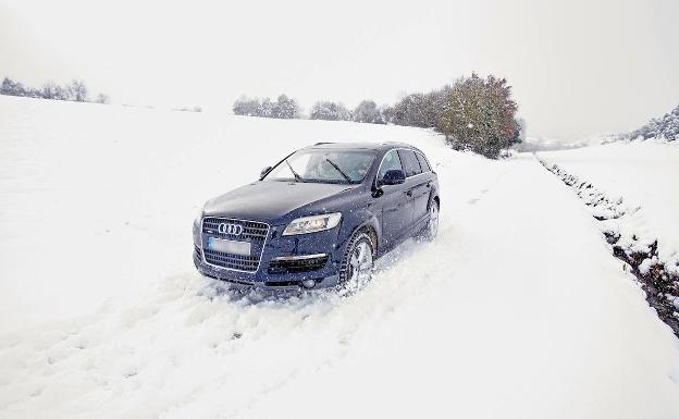 Cómo conducir con nieve o hielo según los expertos