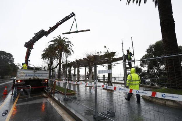 El argayo en el talud de Reina Victoria se extiende y entierra el paseo de Los Peligros