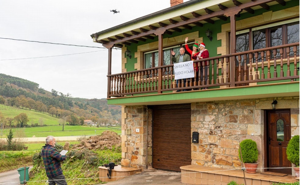 Penagos manda vía dron mensajes desde los balcones