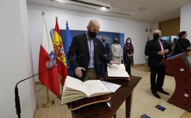 Colectivos sanitarios piden «más coordinación» tras el cese de Navas