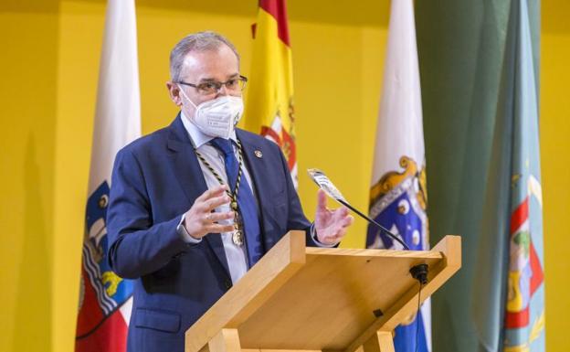 Ángel Pazos toma posesión como rector de la UC y augura una etapa de «muchos cambios»