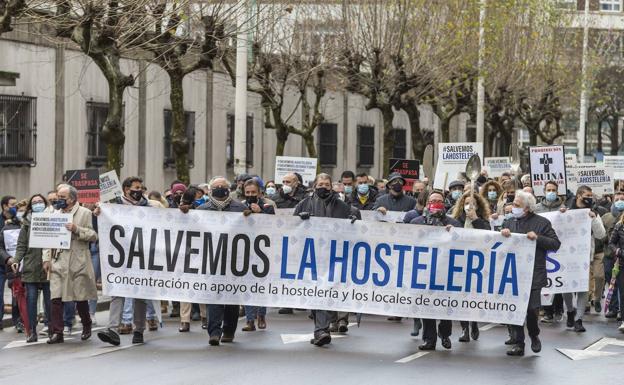 El juzgado vuelve a echar por tierra las pretensiones de los hosteleros de abrir el interior de los locales