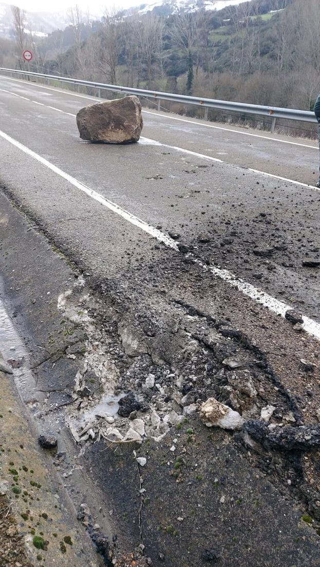 Cae una enorme roca en la entrada del Desfiladero de La Hermida