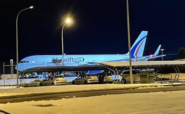 Las vacunas de esta semana llegan a España a través del aeropuerto de Vitoria debido al cierre de Barajas