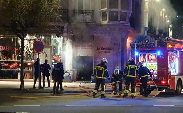El incendio de un horno en un local de La Ermita en Santander provoca una gran humareda