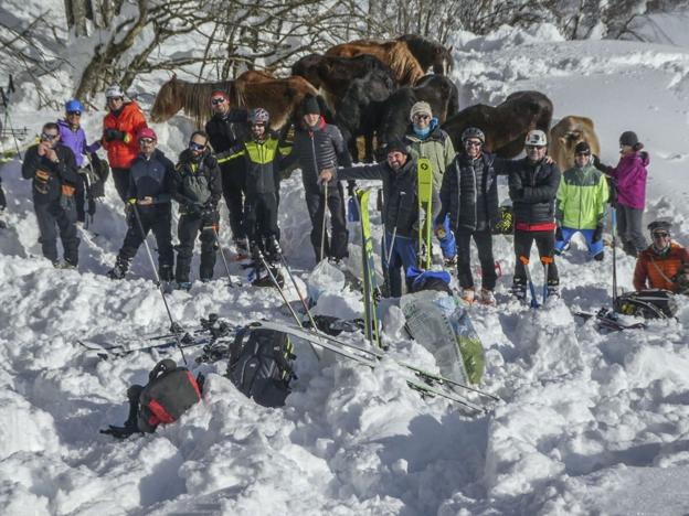 Travesía en la nieve para salvar a nueve caballos atrapados