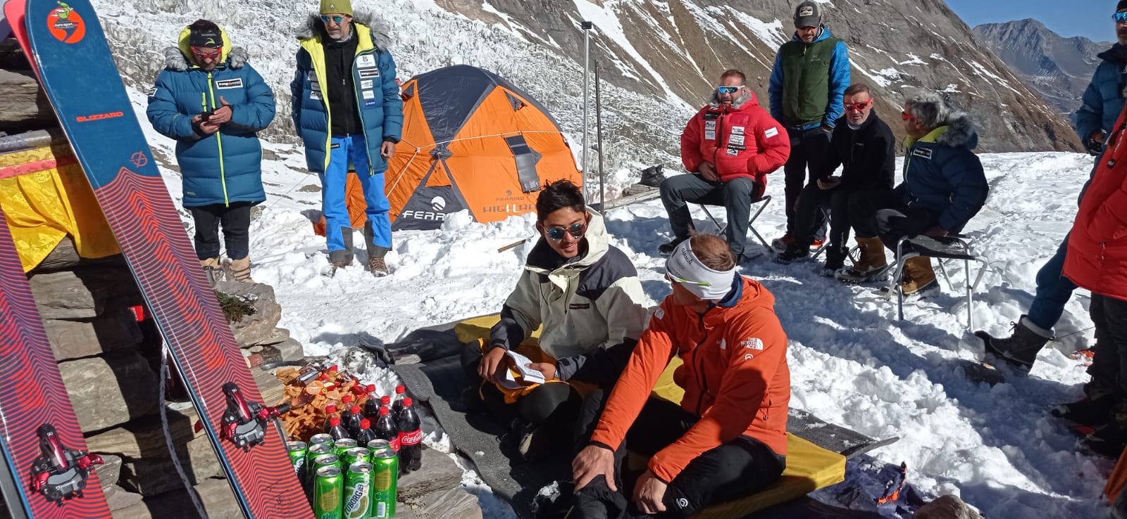 El ritual budista de Txikon y su expedición para que la montaña les ayude en su ascensión al Manaslu y vuelvan