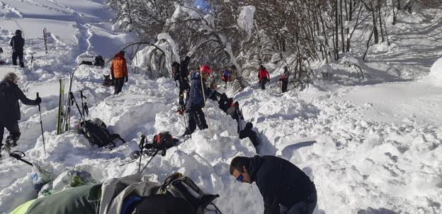 La nieve retrasa la travesía prevista hasta los caballos atrapados a 1.300 metros