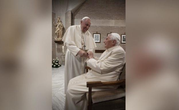 Los papas Francisco y Benedicto XVI, vacunados contra la covid-19