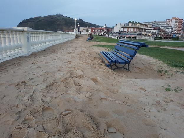 Laredo interviene en la playa para evitar que la arena invada el paseo marítimo