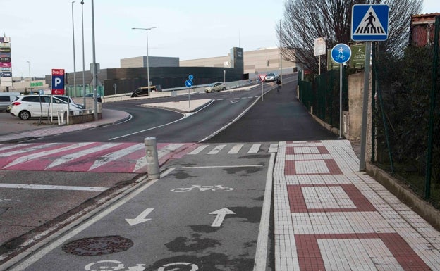 Cerrado el tránsito de peatones y ciclistas en el puente de acceso a Camargo por Cros