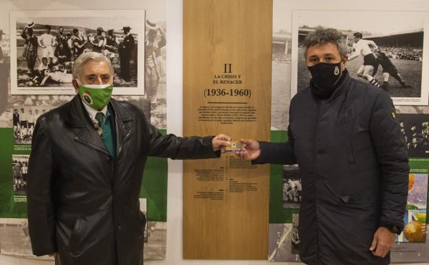 Mauricio Gómez recibe el carnet de abonado número 1 del Racing tras 78 años fiel al equipo