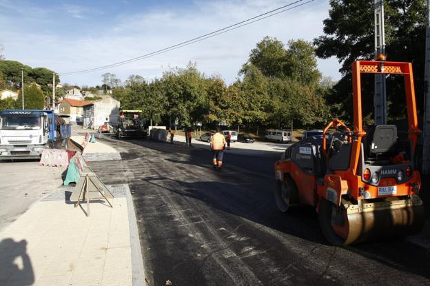 Un error en los pliegos retrasa otra vez el esperado plan de asfaltado municipal de Torrelavega