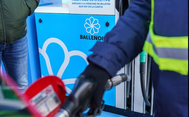 Ballenoil dona 9.000 euros a los bancos de alimentos y a Apadis