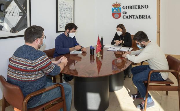 Gobierno y Consejo de la Juventud colaborarán en la Ley del Juego y el plan de retorno de inmigrantes