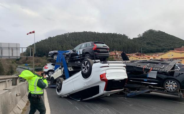 Un camión hace tijera en la A-8 y corta dos carriles en Solares