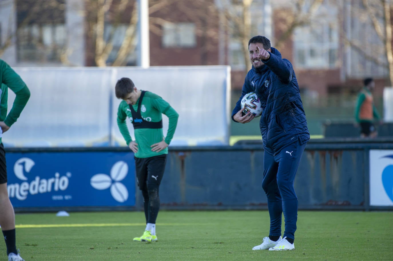 El Racing prepara el partido ante el Athletic B con las bajas de Bustos y Ceballos