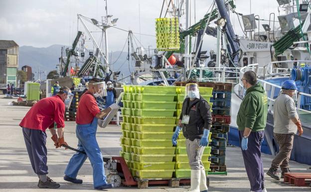 Cantabria aboga por vacunar de manera prioritaria a los pescadores