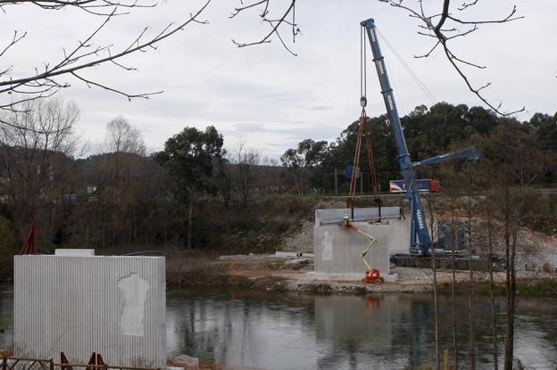 Las obras de la pasarela sobre el río Saja-Besaya concluirán en un plazo de dos meses