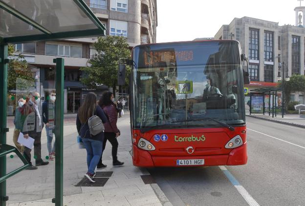 El Torrebús inicia su comarcalización con la firma del convenio con Polanco