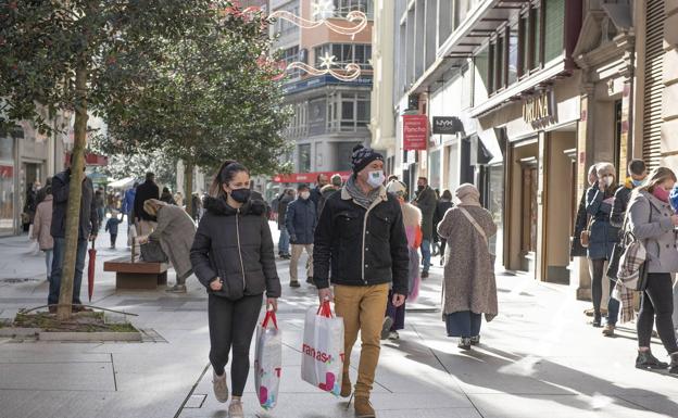 Una mujer daña ropa por valor de 1.00 euros en una tienda de Santander metiendo huevos podridos en las prendas