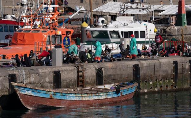 Rescatan a 145 inmigrantes a bordo de tres pateras cercanas a Canarias