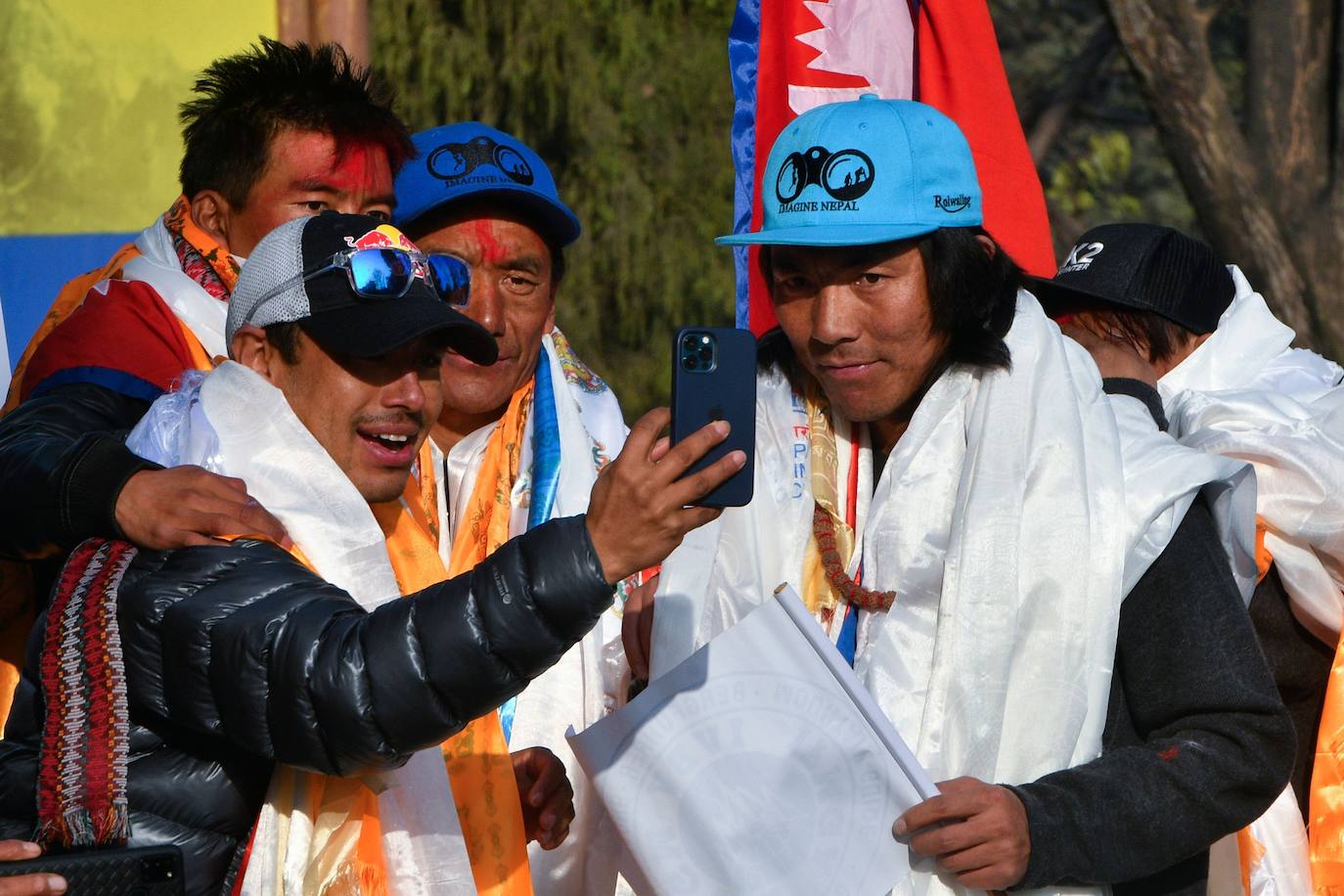 Así fue la llegada Nirmal Purja y su equipo al aeropuerto de Tribhuvan