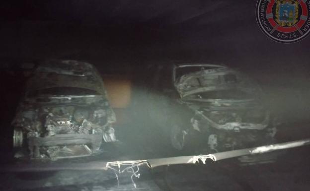 Arden tres coches en un garaje de la calle Foramontanos