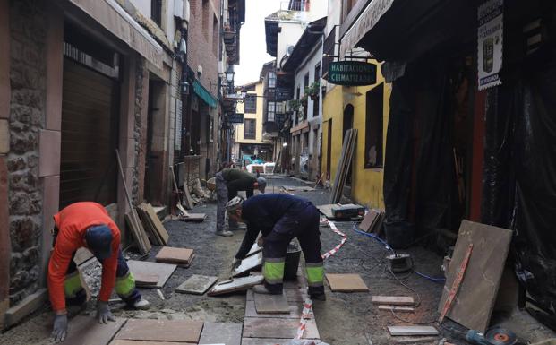 Potes hace un lavado de cara a la céntrica calle Cántabra