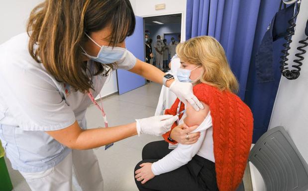 El Gobierno de Cantabria garantiza vacunar las segundas dosis en plazo «si no hay más retrasos de las farmacéuticas»