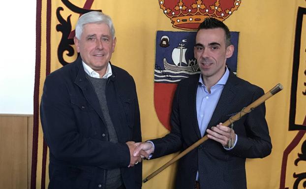 El alcalde de Ampuero niega haberse vacunado con dosis sobrantes y anuncia medidas legales