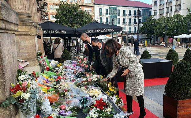 Torrelavega finaliza los actos del 125 aniversario con una ofrenda floral a las víctimas del covid