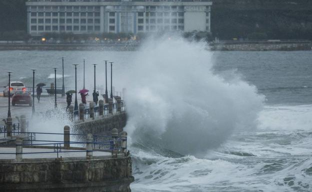 Santander activará este fin de semana el dispositivo preventivo por temporal en la costa