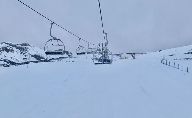 Alto Campoo abre 20 pistas, a pesar de la lluvia y el fuerte viento en la estación