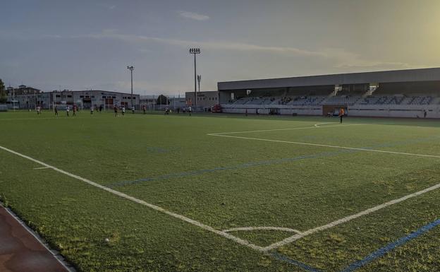 Santoña licita por 222.000 euros la sustitución del césped del campo de fútbol El Paloma