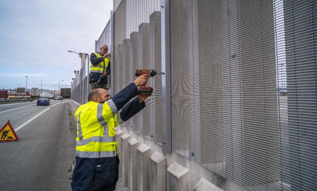 El Puerto incrementa la altura de su vallado para evitar el acceso de polizones