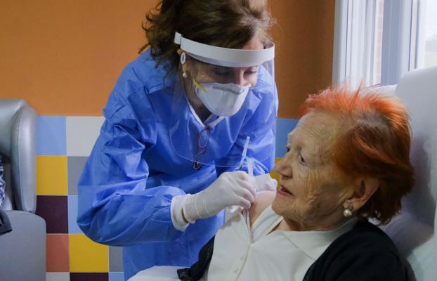 Los contagios se frenan en las residencias cántabras tras la administración de las vacunas