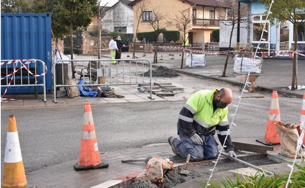 Los Corrales restaura la plaza San Miguel para recuperar un entorno histórico