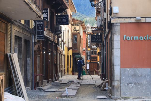 El alcalde de Potes defiende «la legalidad» de la obra de reforma de la calle Cántabra