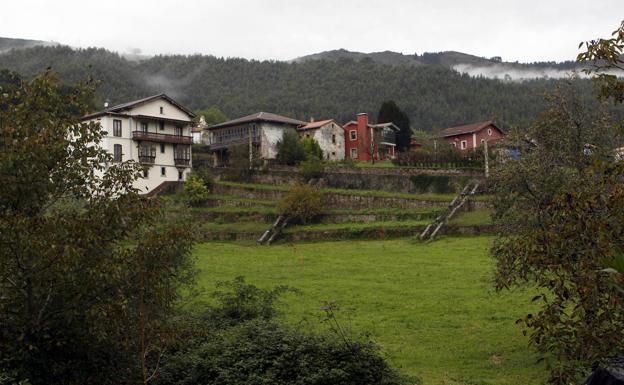 Obras Públicas se compromete a colaborar en la mejora del saneamiento y abastecimiento de la Bien Aparecida y Udalla