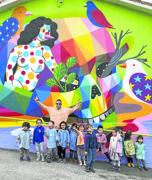 Okuda «regala una intervención mural» a los alumnos del centro escolar Elsedo de Mogro