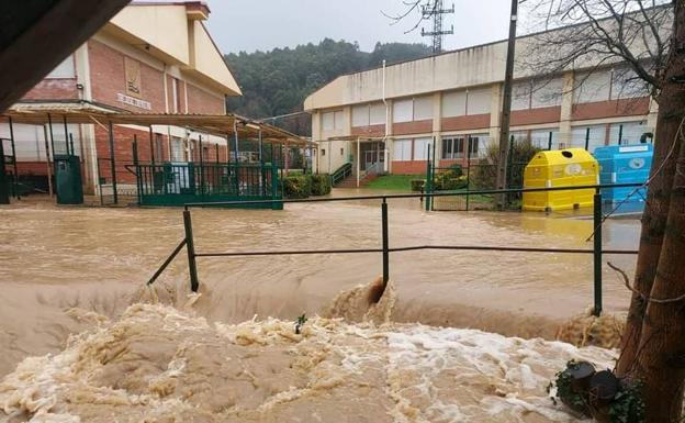 Las fuertes lluvias dejan inundaciones en Unquera, Laredo, Castro y Colindres