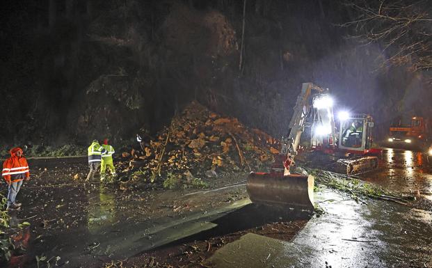 Cortes de carretera por argayos y balsas de agua