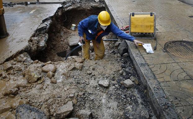 Una fuga de agua obliga a cortar el tráfico en la calle Ruiz Tagle de Torrelavega