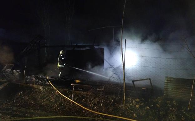 Se quema un cobertizo en Santa María de Cayón